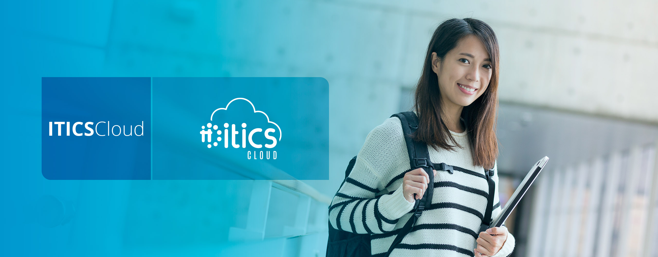 Joven estudiante sonriente, sostiene una computadora portátil.